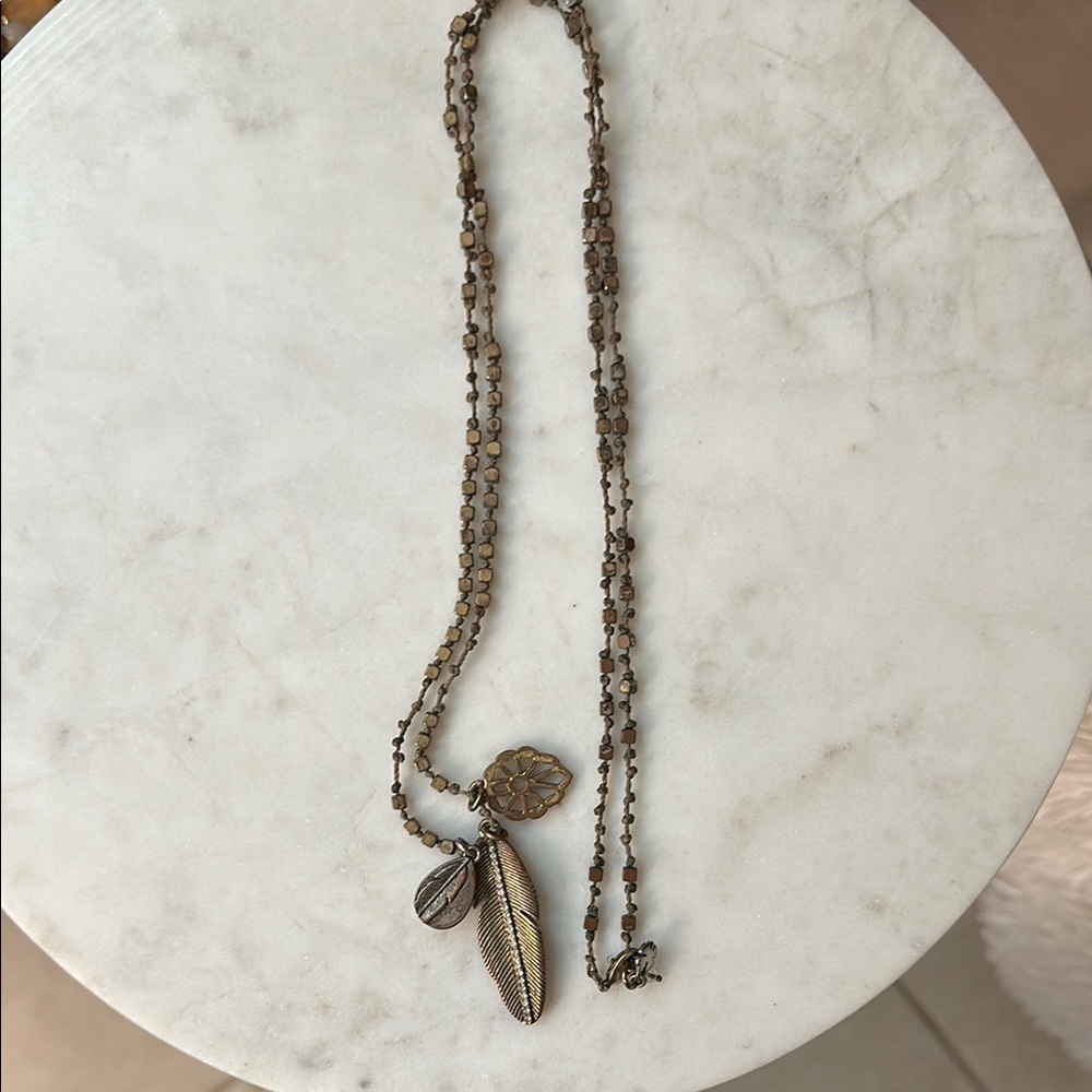 Elegant Gold Feather Pendant Necklace